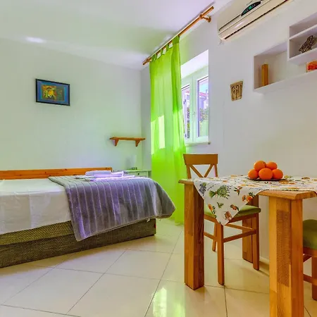 With Shared Garden 3 Min Walk To The *