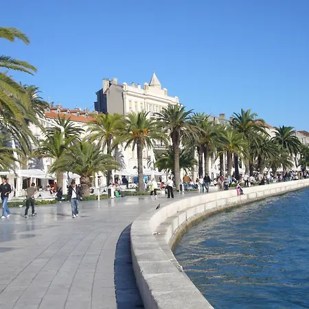 With Shared Garden 3 Min Walk To The 公寓