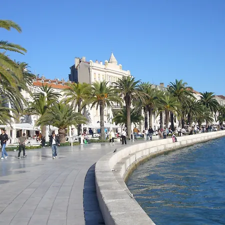 With Shared Garden 3 Min Walk To The 公寓 *