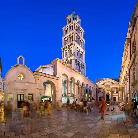 With Shared Garden 3 Min Walk To The 公寓 *