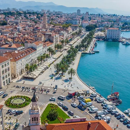 With Shared Garden 3 Min Walk To The Appartement *