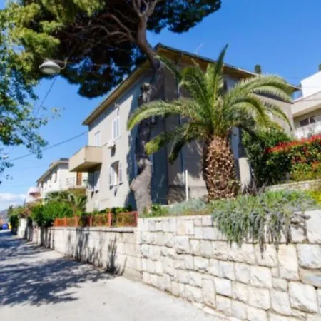 With Shared Garden 3 Min Walk To The Apartment *