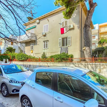 With Shared Garden 3 Min Walk To The Apartment