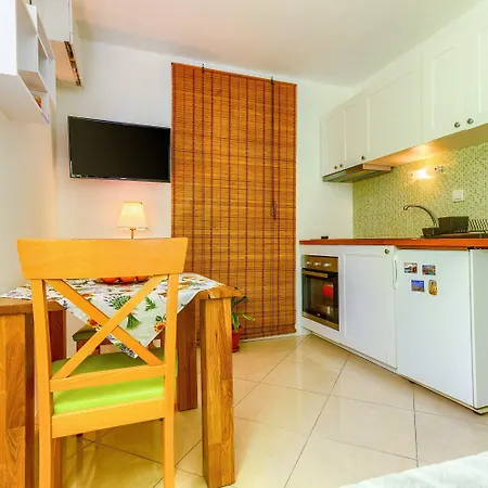 With Shared Garden 3 Min Walk To The