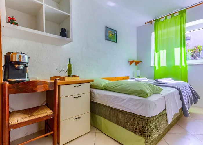 Apartment With Shared Garden 3 Min Walk To The *