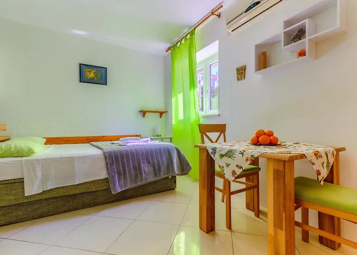 With Shared Garden 3 Min Walk To The *