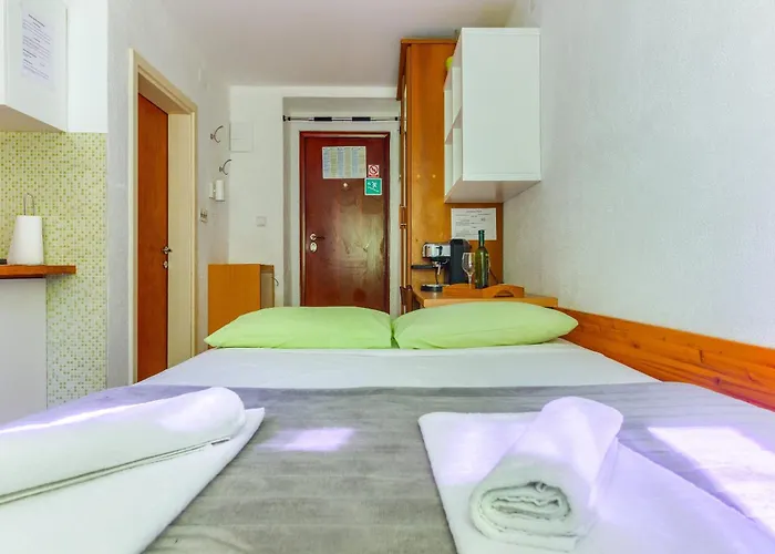 Apartment With Shared Garden 3 Min Walk To The *