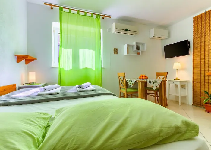 With Shared Garden 3 Min Walk To The Apartment *