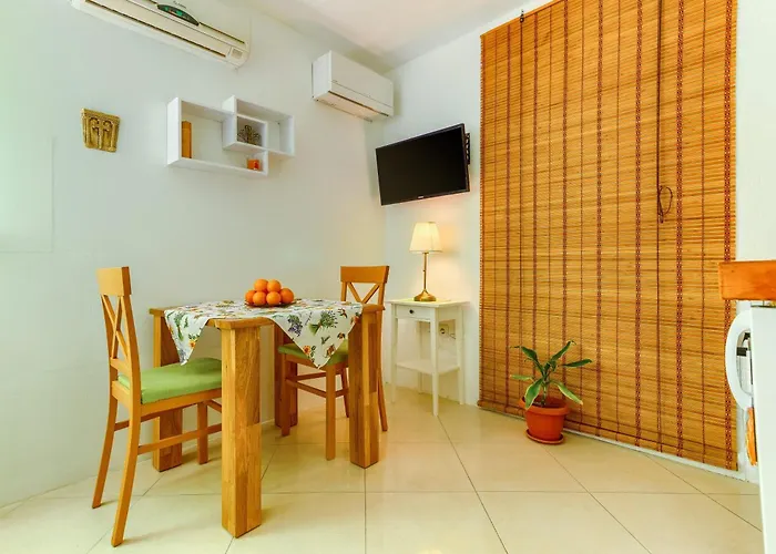 Apartment With Shared Garden 3 Min Walk To The