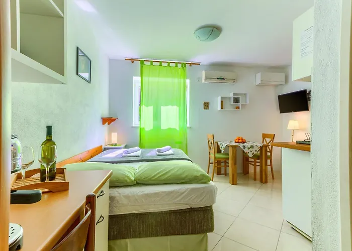 Apartment With Shared Garden 3 Min Walk To The *