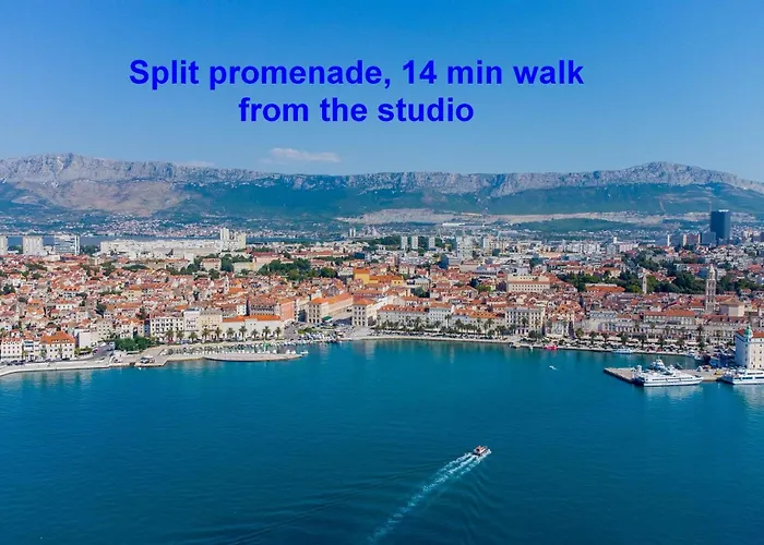 With Shared Garden 3 Min Walk To The Apartment