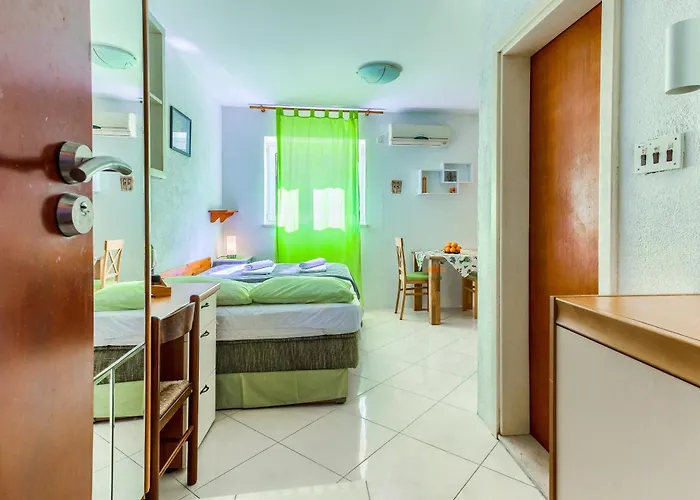 With Shared Garden 3 Min Walk To The