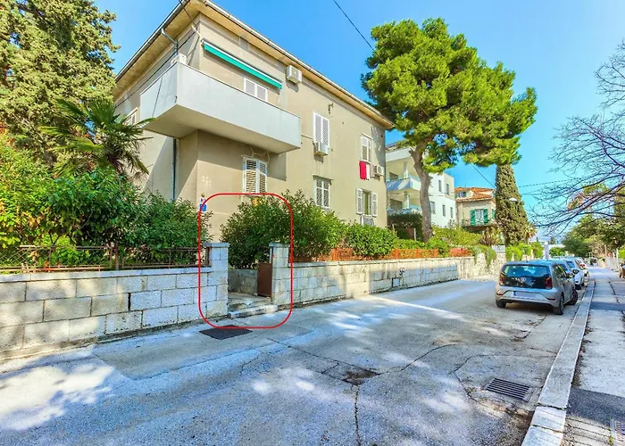 Apartment With Shared Garden 3 Min Walk To The