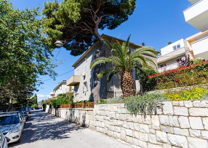 Apartment With Shared Garden 3 Min Walk To The *