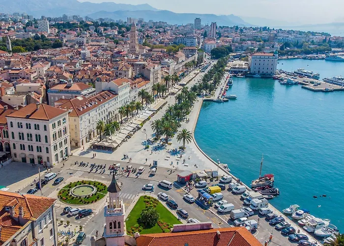 With Shared Garden 3 Min Walk To The Apartment *