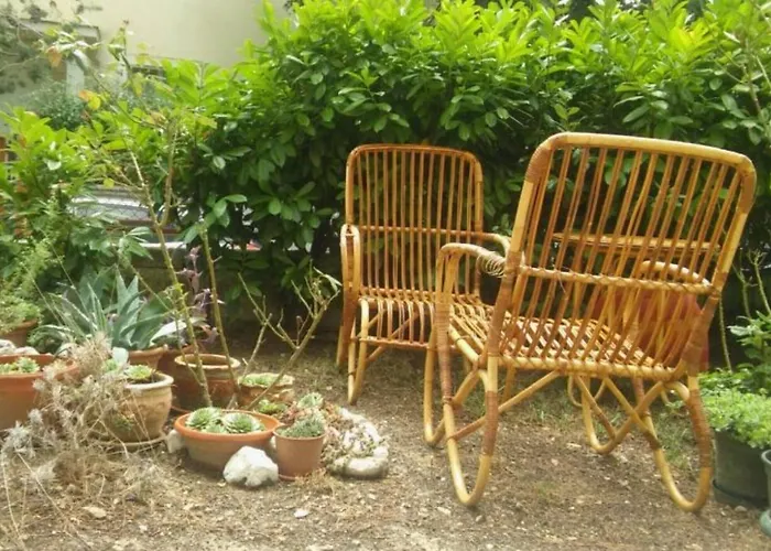 Apartment With Shared Garden 3 Min Walk To The *