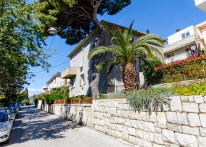 With Shared Garden 3 Min Walk To The Apartment *