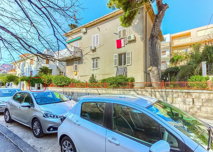 With Shared Garden 3 Min Walk To The Apartment