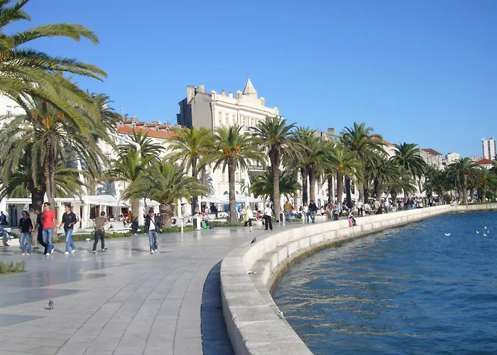 With Shared Garden 3 Min Walk To The Apartment *