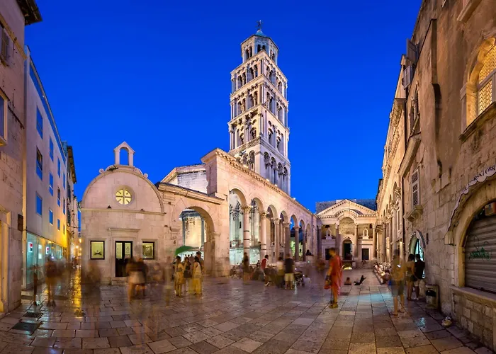 With Shared Garden 3 Min Walk To The Apartment *