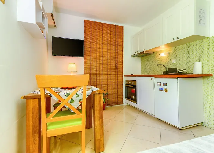 With Shared Garden 3 Min Walk To The