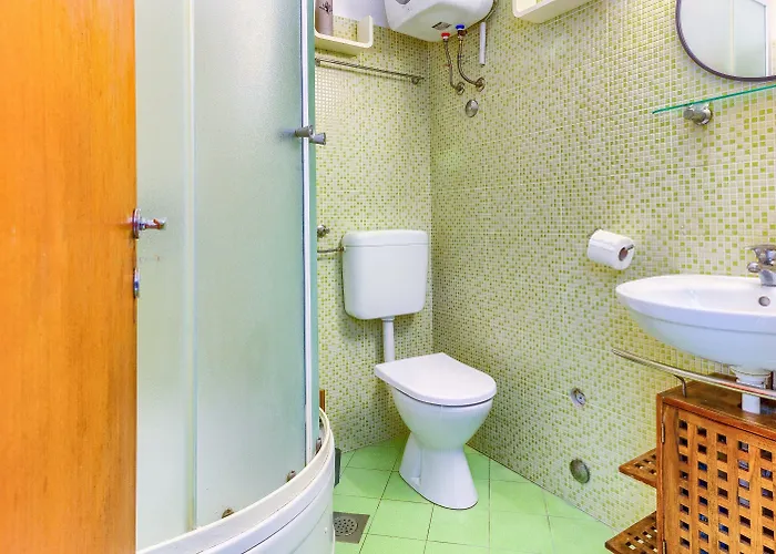 With Shared Garden 3 Min Walk To The