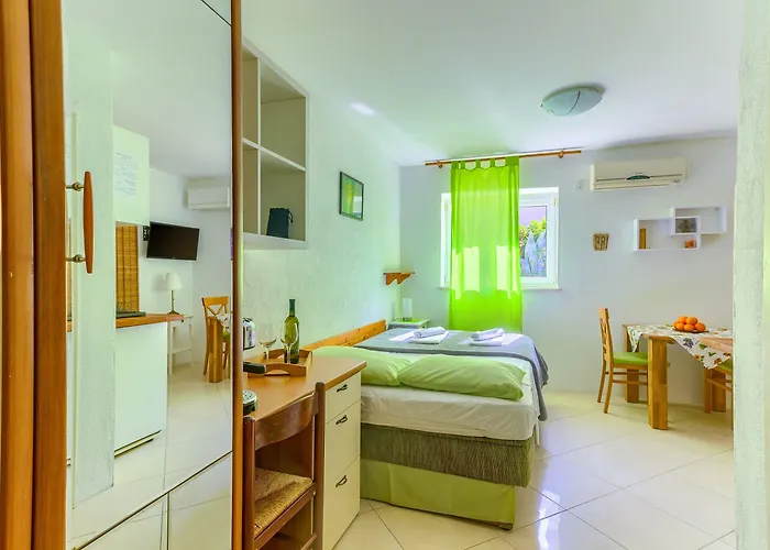 With Shared Garden 3 Min Walk To The Apartment