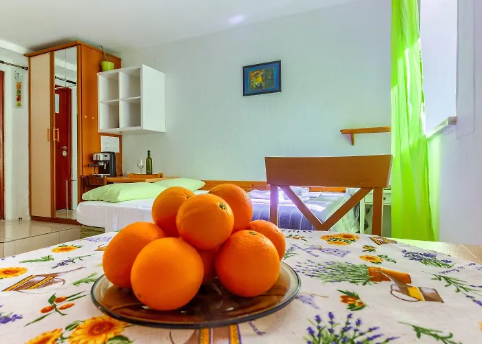 Apartment With Shared Garden 3 Min Walk To The