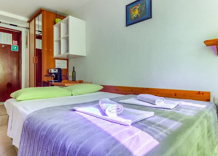 With Shared Garden 3 Min Walk To The *