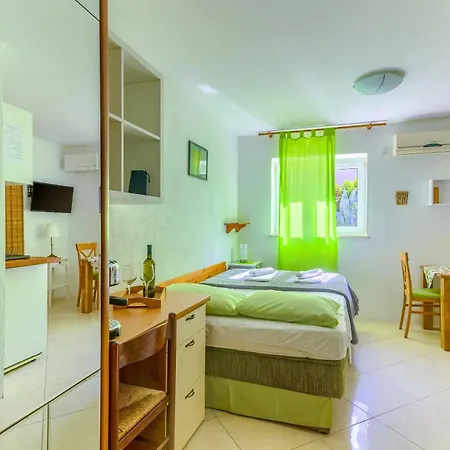 With Shared Garden 3 Min Walk To The Apartman Split