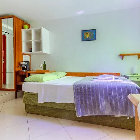 With Shared Garden 3 Min Walk To The * Split