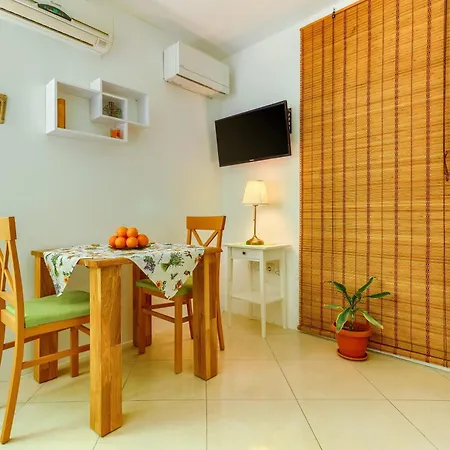 Apartman With Shared Garden 3 Min Walk To The