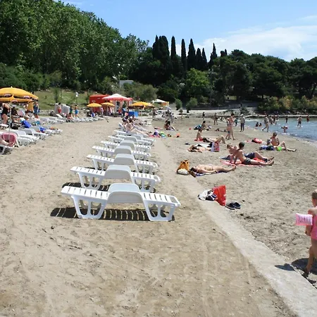 Apartman With Shared Garden 3 Min Walk To The