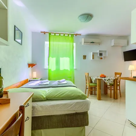 Apartman With Shared Garden 3 Min Walk To The *