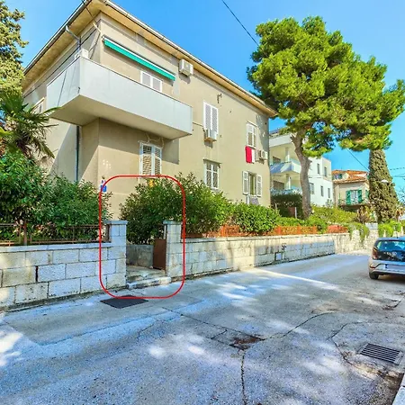 Апартаменты With Shared Garden 3 Min Walk To The