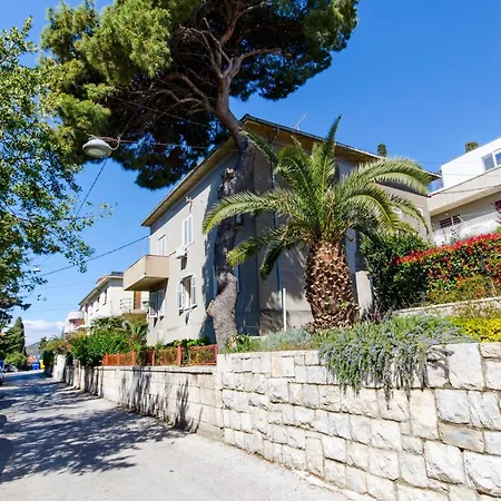 Apartman With Shared Garden 3 Min Walk To The *