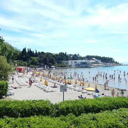 Apartman With Shared Garden 3 Min Walk To The *