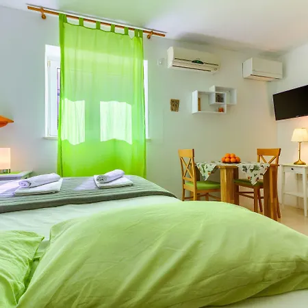 With Shared Garden 3 Min Walk To The * Split